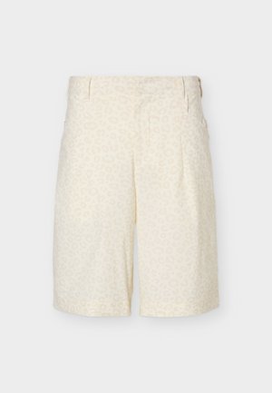 Pantaloncini color crema a vita alta, su misura, con una delicata stampa leopardata, passanti per cintura, tasche laterali e chiusura frontale con bottone e cerniera.