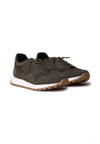 Sneaker scamosciate di un verde scuro con punta arrotondata, suola intermedia bianca e suola in gomma color caramello. Presentano lacci verdi e dettagli cuciti sui lati.