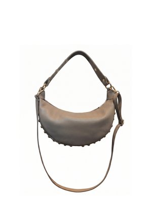 Graue halbmondförmige Lederhandtasche mit zwei verstellbaren Riemen und kleinen runden Metallnieten entlang des unteren Randes.