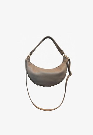 Graue halbmondförmige Lederhandtasche mit zwei verstellbaren Riemen und kleinen runden Metallnieten entlang des unteren Randes.