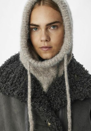 Object, SCHLUPFMÜTZE ZOPFSTRICK - Cagoule - humus