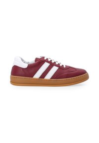 Bordeauxfarbene Ledersneaker mit weißen Streifen, Gummisohle und Schnürdesign. Verfügt über einen gepolsterten Kragen und gesteppte Details.