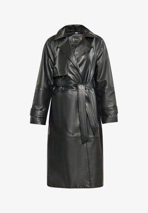 Sort faux læder lang frakke med klapkrave, bælte i taljen og brede ærmer. Glat tekstur med synlige sømme og tonale stikninger.