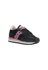 Sneaker nera e rosa in materiale scamosciato e in rete, con design con lacci, suola imbottita e un dettaglio del logo in evidenza.