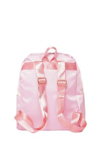 Zaino in satin rosa con spalline regolabili e lucide, due tasche laterali e una maniglia superiore. Texture liscia e design minimalista.
