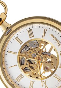 Goldene Taschenuhr mit römischen Ziffern. Weißes Ziffernblatt, transparente Rückseite, die komplexe mechanische Zahnräder zeigt. Glatte Metallakzente.