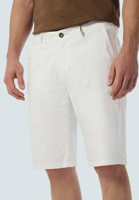 Weiße Baumwollshorts mit geradem Schnitt und seitlichen Taschen. Enthält einen vorderen Knopfverschluss und dezente Steppdetails.