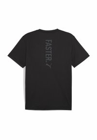 Sort atletisk T-shirt med en vertikal "FASTER" grafik i en mørkere nuancer og et lille Puma-logo ved kanten. Fremstillet af et letvægtsmateriale.