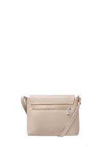 Borsa a tracolla in pelle beige chiaro con una finitura testurizzata, chiusura a pattina, tasca frontale con zip e tracolla regolabile. Forma compatta e rettangolare.