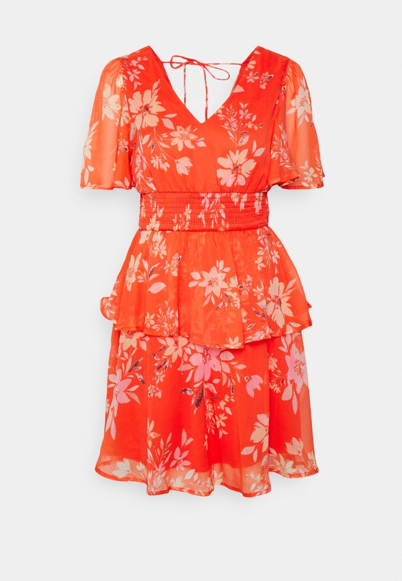 Robe rouge à fleurs avec manches courtes, encolure en V et taille smockée. Des volants superposés sur la jupe ajoutent de la texture et un intérêt visuel.