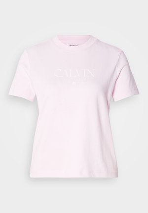Różowa bawełniana koszulka z krótkim rękawem, okrągłym dekoltem i białym nadrukiem z logo "CALVIN KLEIN" na klatce piersiowej.
