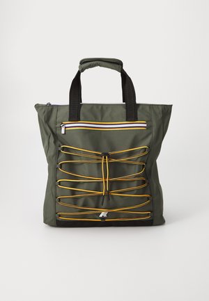Bolso tote de nailon verde con un bolsillo de doble cremallera, presenta acentos elásticos en amarillo y negro, y tiene una forma rectangular robusta.