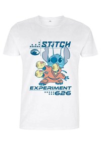 Biała koszulka z niebieską grafiką przedstawiającą Stitcha i Eksperyment 626, z wyraźnym tekstem i zabawnymi elementami designu. Wykonana z bawełny.