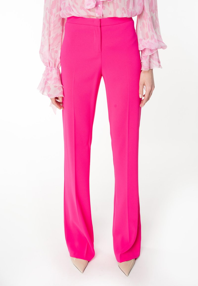 Helderroze op maat gemaakte broek met een rechte pijpdesign, voorzien van een gladde textuur en voorplooien, gecombineerd met puntige nude hakken.