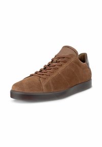 Sneaker in suede marrone con punta rotonda, profilo basso e superficie texturizzata. Presenta lacci marroni e un accentuato tallone nero a contrasto.