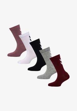 Cinq paires de chaussettes de couleurs variées : bordeaux, blanc, noir, gris et rose poussiéreux, présentant un tricot texturé et des poignets côtelés.