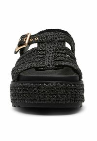 Schwarze, geflochtene Sandalen mit einer robusten Plattform und verstellbarem Riemen, der mit goldenen Beschlägen versehen ist. Strukturierter Oberstoff mit einer glatten Sohle für zusätzlichen Komfort.