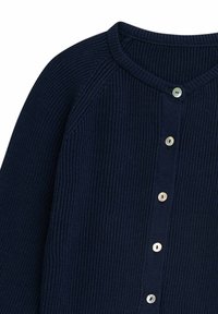 Marineblauer, gestrickter Cardigan mit gerippter Textur, Rundhalsausschnitt und sechs perlmuttartigen Knöpfen entlang der Vorderseite. Verfügt über ein Raglanärmel-Design.