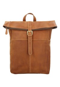 Ruda odinė kuprinė su susuktų viršumi, užtrauktuku ir priekyje esančia sagties dirželiu. Turi kontrastingas siūles ir nešiojimo rankeną.