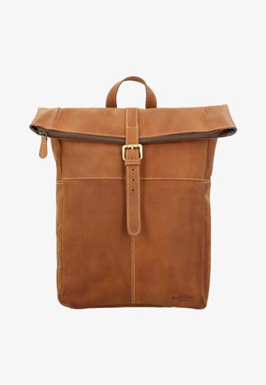 Brun læderrygsæk med rullet top, lynlåslukning og en frontrem med spænde. Har kontrastsømme og et bærehåndtag.