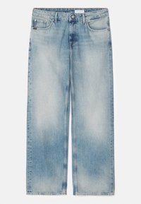 Jeans de mezclilla azul claro con corte recto, que presentan un acabado ligeramente desgastado, cuatro bolsillos y un cierre de botón a la altura de la cintura.