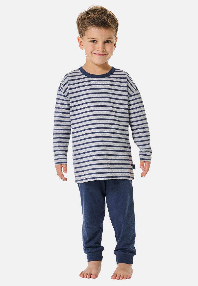 Gestreiftes langärmliges Hemd in Grau und Marineblau aus weichem Material, kombiniert mit einfarbigen marineblauen, taillierten Hosen. Die Füße sind barfuß und stehen vor einem schlichten Hintergrund.