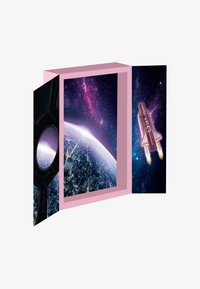 Boîte rose avec des images d'une planète et d'un ciel étoilé. Présente un graphique de fusée décollant dans l'espace, contrastant avec des arrière-plans noirs et bleus.