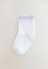 Calcetín blanco de algodón con textura acanalada, que presenta un logo en color púrpura claro "BAKER" en el puño, con puntera redondeada y altura por encima del tobillo.