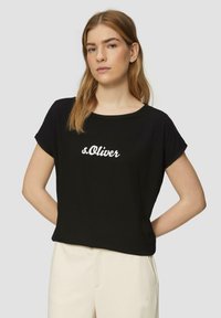 Zwarte korte mouwen t-shirt van zachte katoen, met een witte scriptlogo "s.Oliver" op de voorkant, met een ontspannen, boxy pasvorm.