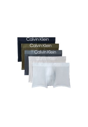 Cinque paia di boxer da uomo Calvin Klein in nero, verde oliva, grigio, grigio chiaro e bianco, impilati uno sopra l'altro su uno sfondo bianco.