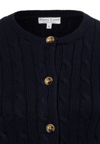 Navyblauer Kabelstrick-Cardigan mit rundem Ausschnitt und drei beigen Knöpfen auf der Vorderseite. Strukturiertes Material mit sichtbaren Rippdetails.