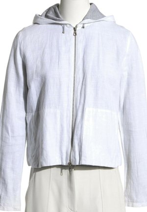 Sudadera blanca con cremallera y mangas largas, con bolsillo delantero y capucha interior de color gris claro, mostrada en un maniquí.