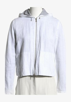 Sudadera blanca con cremallera y mangas largas, con bolsillo delantero y capucha interior de color gris claro, mostrada en un maniquí.