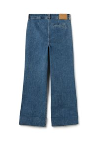Pantalones vaqueros de mezclilla azul de pierna ancha con una textura suave, que cuentan con una etiqueta de cuero en la parte trasera de la cintura y un bolsillo trasero. Dobladillos con vuelta.