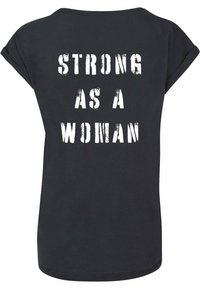 Sort t-shirt med opskudte ærmer, der har fed hvid tekst på ryggen: "STÆRK SOM EN KVINDE." Lavet af blødt stof med en afslappet pasform.