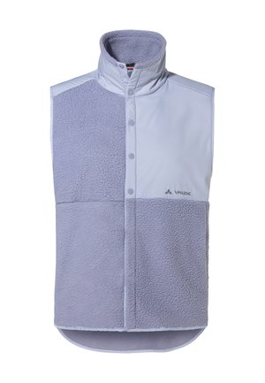 Gilet sans manches violet clair comportant un mélange de tissu lisse et de polaire texturée, col montant, boutons-pression et ourlet arrondi.
