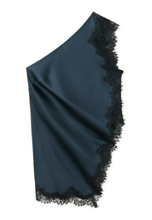 Tissu satiné bleu foncé avec bordure en dentelle noire le long d’un bord incurvé posé à plat sur un fond blanc.