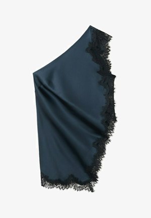 Tmavomodrá saténová látka s čiernou čipkovou ozdobou pozdĺž jedného zakriveného okraja, rozložená na bielom pozadí.