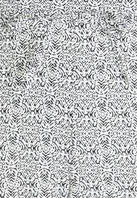 Bílá tkanina s odvážným černým abstraktním vzorem, obsahující různé tvary a linie, které vytvářejí strukturovaný vzhled.