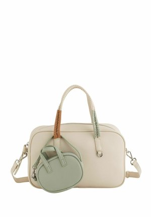 Bolso rectangular beige con detalles trenzados en las asas en marrón y verde, con un pequeño monedero verde adjunto y correa de hombro desmontable.