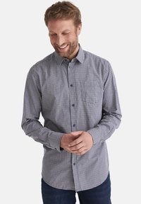 Kariertes Hemd in Marineblau und Weiß, aus Baumwolle, mit Button-Down-Kragen, langen Ärmeln, Brusttasche und taillierter Passform.