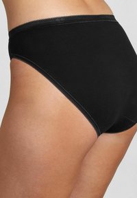 Schwarze Baumwoll-Hipsterunterhosen mit glatter Textur, normaler Taille und einem zarten gewellten Rand entlang des Taillen- und Beinabschlusses.