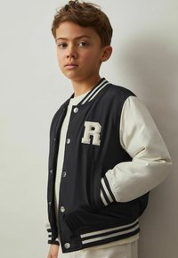 Reiss REISS ARKAN COLOUR BLOCK VARSITY BOMBER JACKET - Bomber-jakk - navy off white