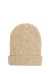Beżowa wełniana czapka dziana z zagiętym mankietem i małą prostokątną złotą metką marki na mankiecie.