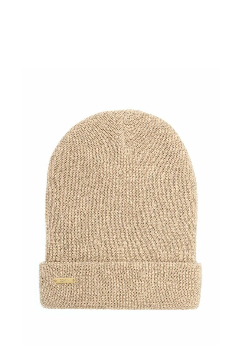 Beżowa wełniana czapka dziana z zagiętym mankietem i małą prostokątną złotą metką marki na mankiecie.