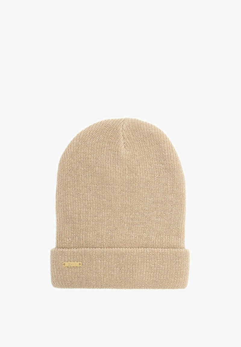 Beżowa wełniana czapka dziana z zagiętym mankietem i małą prostokątną złotą metką marki na mankiecie.