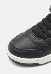 Geox WASHIBA - Beebijalatsid - black/white