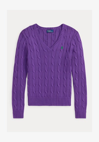 Πλεκτό μωβ πουλόβερ με V-λαιμόκοψη, σχεδιασμό με κοτσίδες, ριμπ τελείωμα και μανσέτες, με μικρό πράσινο λογότυπο κεντημένο στο στήθος.