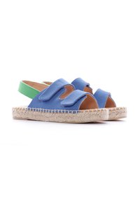 Sandales espadrilles en toile bleue avec bride de talon verte, design à bout ouvert et semelle en jute tressé. Présente des accents découpés sur le dessus.