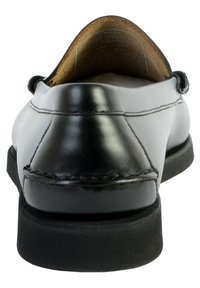 Mocassins en cuir noir à finition lisse, à bout rond et semelle en caoutchouc basse. Comprend des coutures visibles et une doublure en cuir rembourrée.